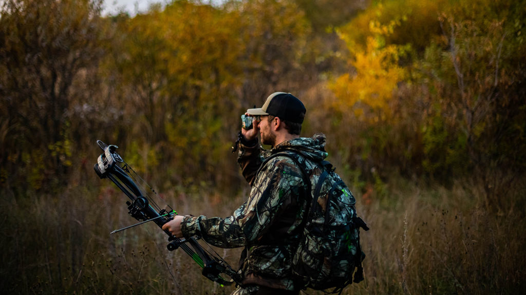 the hunter uses the Tidewe rangefinder for hunting