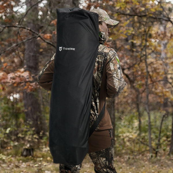 Hunter carrying TIDEWE hunting blind in a lightweight portable bag for easy setup.